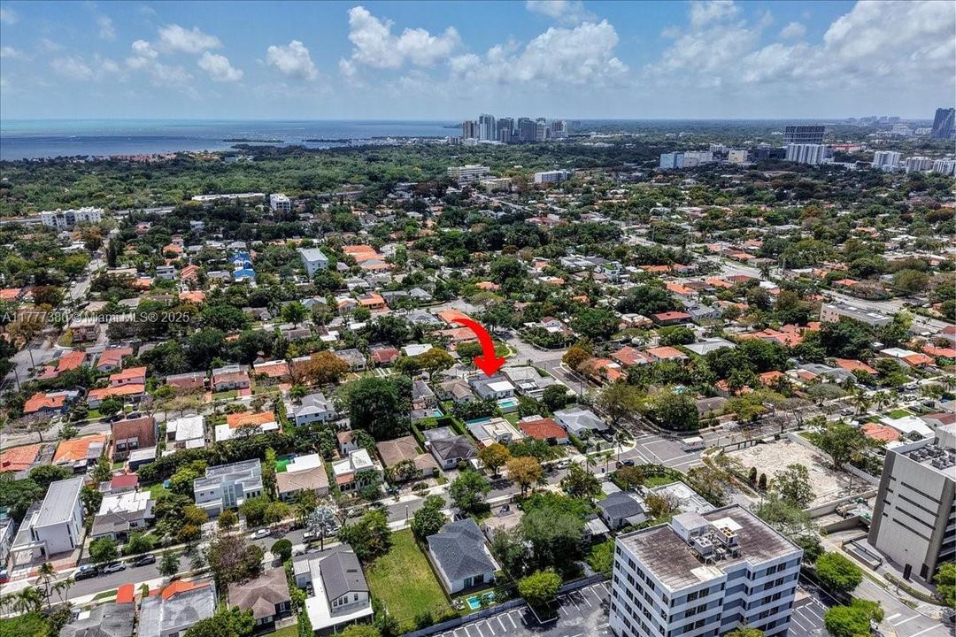 最近售出: $1,600,000 (5 贝兹, 3 浴室, 2070 平方英尺)