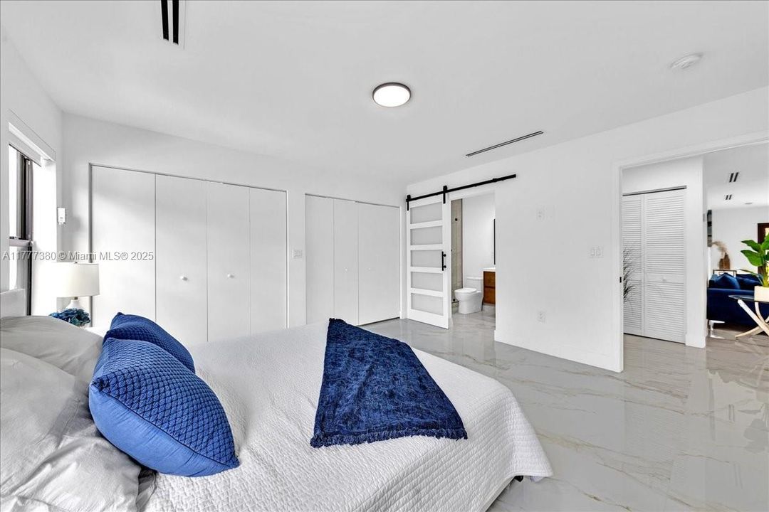 最近售出: $1,600,000 (5 贝兹, 3 浴室, 2070 平方英尺)