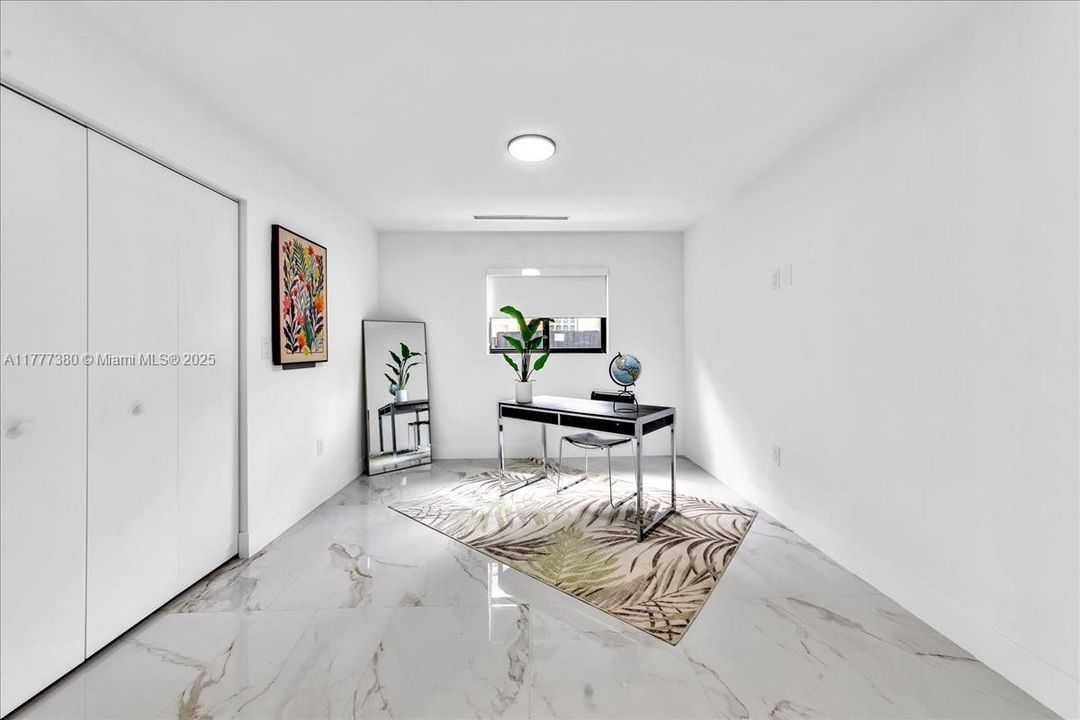 最近售出: $1,600,000 (5 贝兹, 3 浴室, 2070 平方英尺)