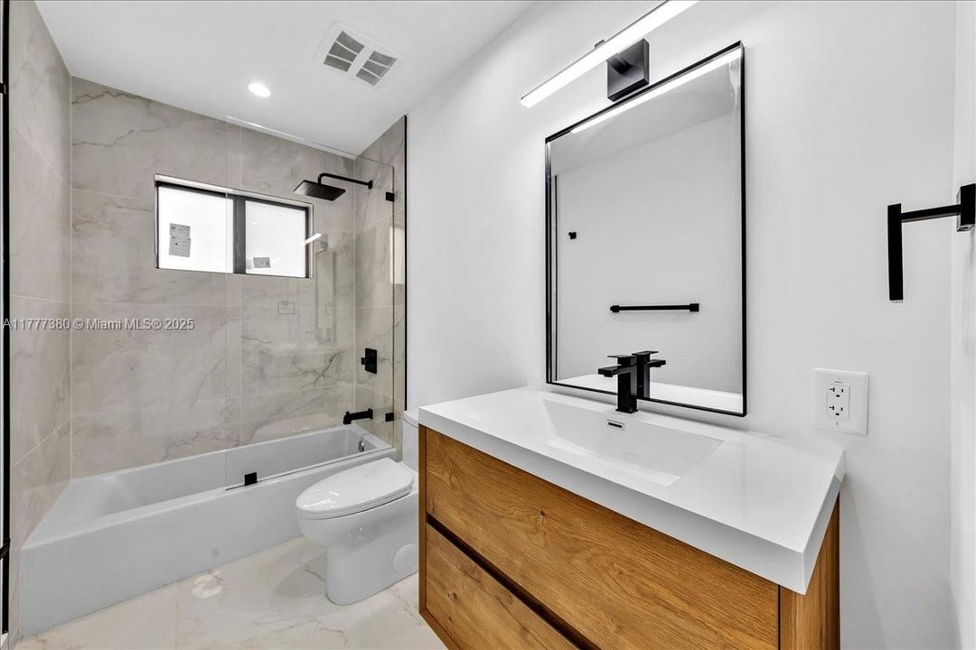 最近售出: $1,600,000 (5 贝兹, 3 浴室, 2070 平方英尺)