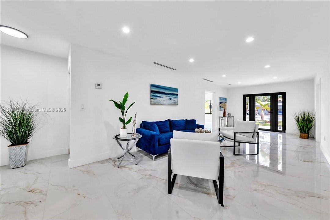 最近售出: $1,600,000 (5 贝兹, 3 浴室, 2070 平方英尺)