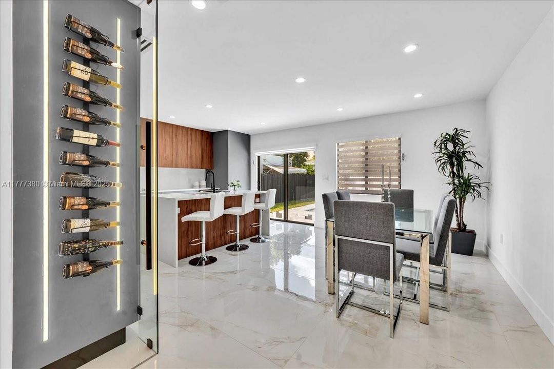 最近售出: $1,600,000 (5 贝兹, 3 浴室, 2070 平方英尺)