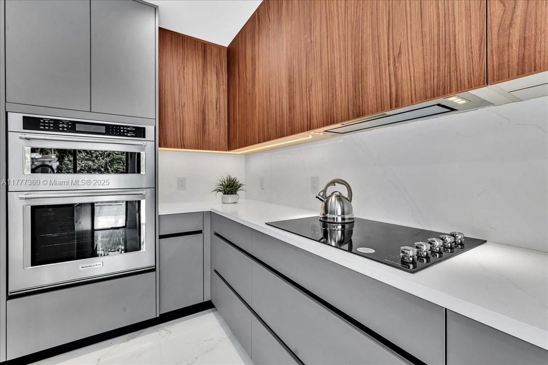 最近售出: $1,600,000 (5 贝兹, 3 浴室, 2070 平方英尺)