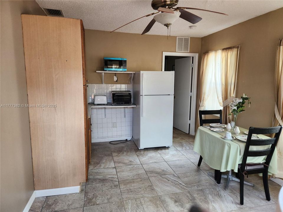 Recently Rented: $1,400 (1 beds, 1 baths, 1843 Square Feet)