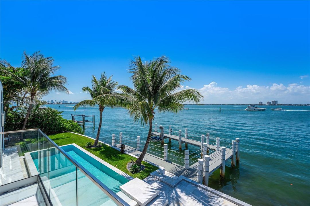 Под контрактом: $12,900,000 (5 спален, 6 ванн, 6408 Квадратных фут)