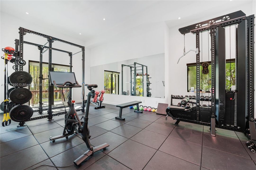 Под контрактом: $12,900,000 (5 спален, 6 ванн, 6408 Квадратных фут)