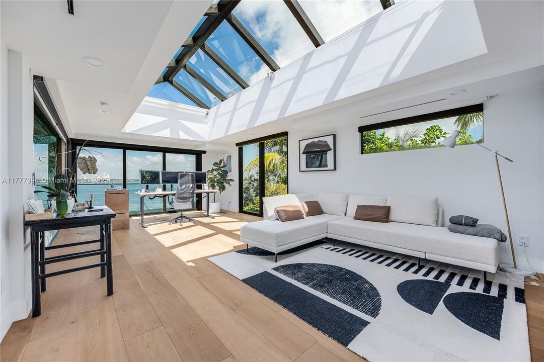 Под контрактом: $12,900,000 (5 спален, 6 ванн, 6408 Квадратных фут)