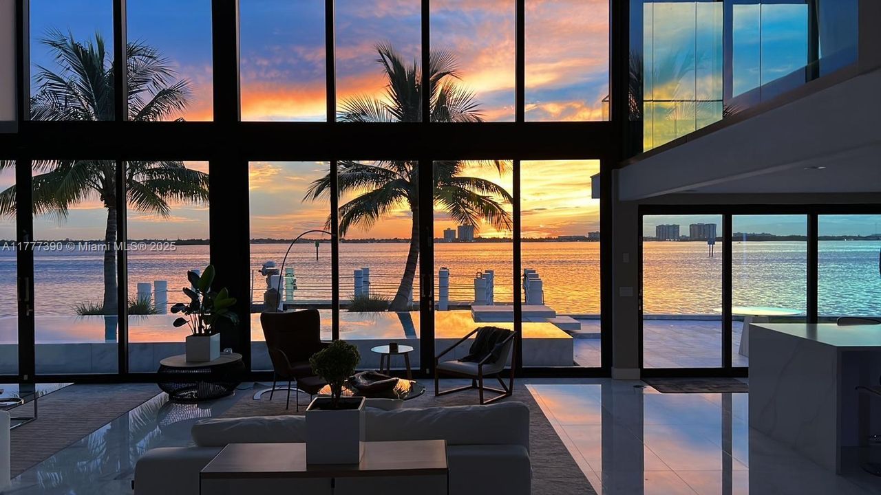 Под контрактом: $12,900,000 (5 спален, 6 ванн, 6408 Квадратных фут)