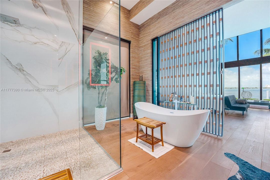 Под контрактом: $12,900,000 (5 спален, 6 ванн, 6408 Квадратных фут)