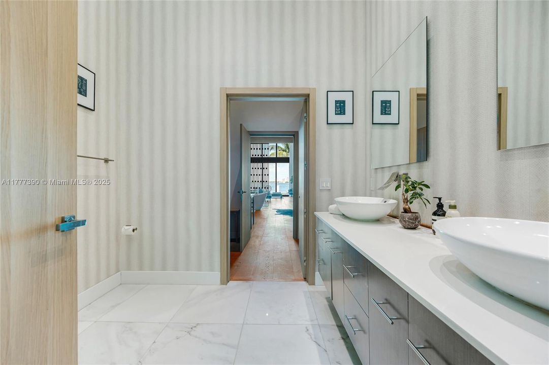 Под контрактом: $12,900,000 (5 спален, 6 ванн, 6408 Квадратных фут)