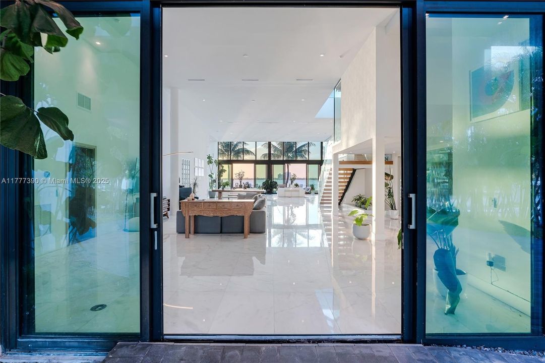 Под контрактом: $12,900,000 (5 спален, 6 ванн, 6408 Квадратных фут)