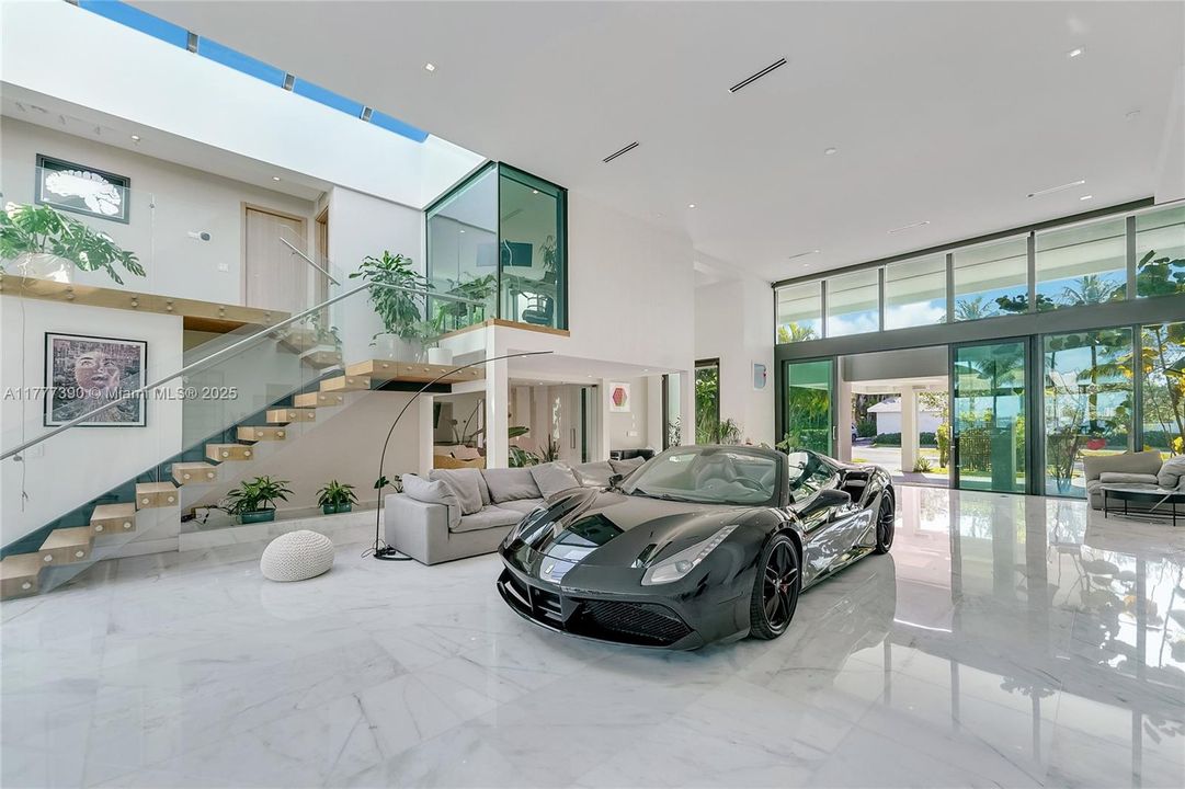 Под контрактом: $12,900,000 (5 спален, 6 ванн, 6408 Квадратных фут)