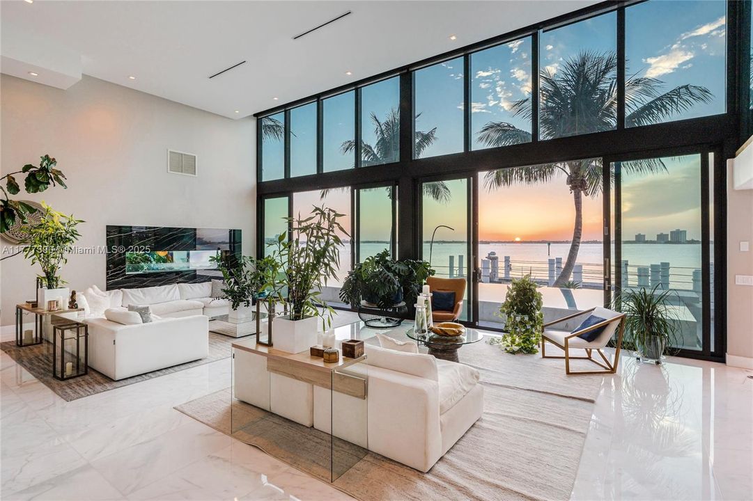 Под контрактом: $12,900,000 (5 спален, 6 ванн, 6408 Квадратных фут)