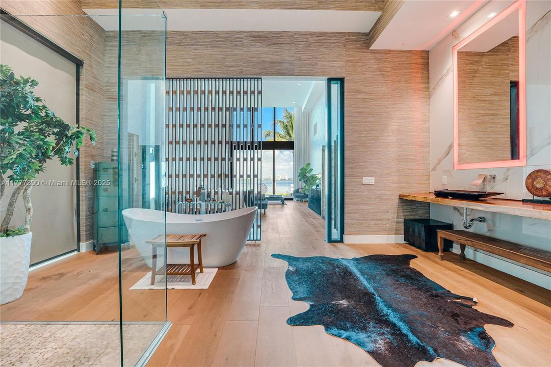 Под контрактом: $12,900,000 (5 спален, 6 ванн, 6408 Квадратных фут)