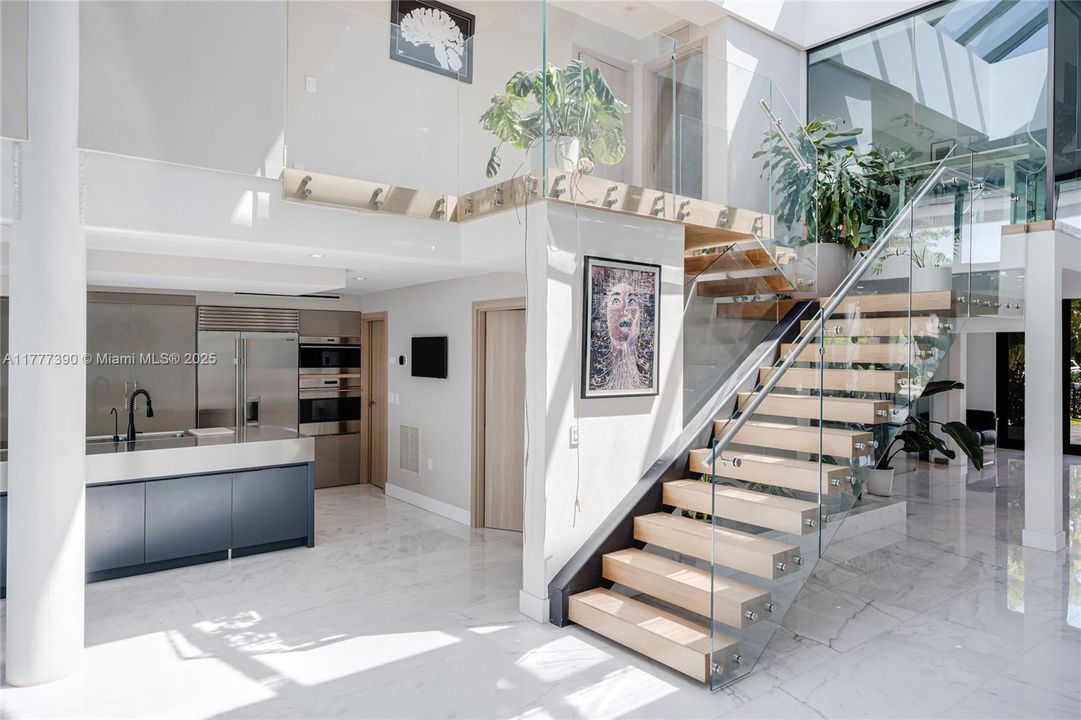 Под контрактом: $12,900,000 (5 спален, 6 ванн, 6408 Квадратных фут)