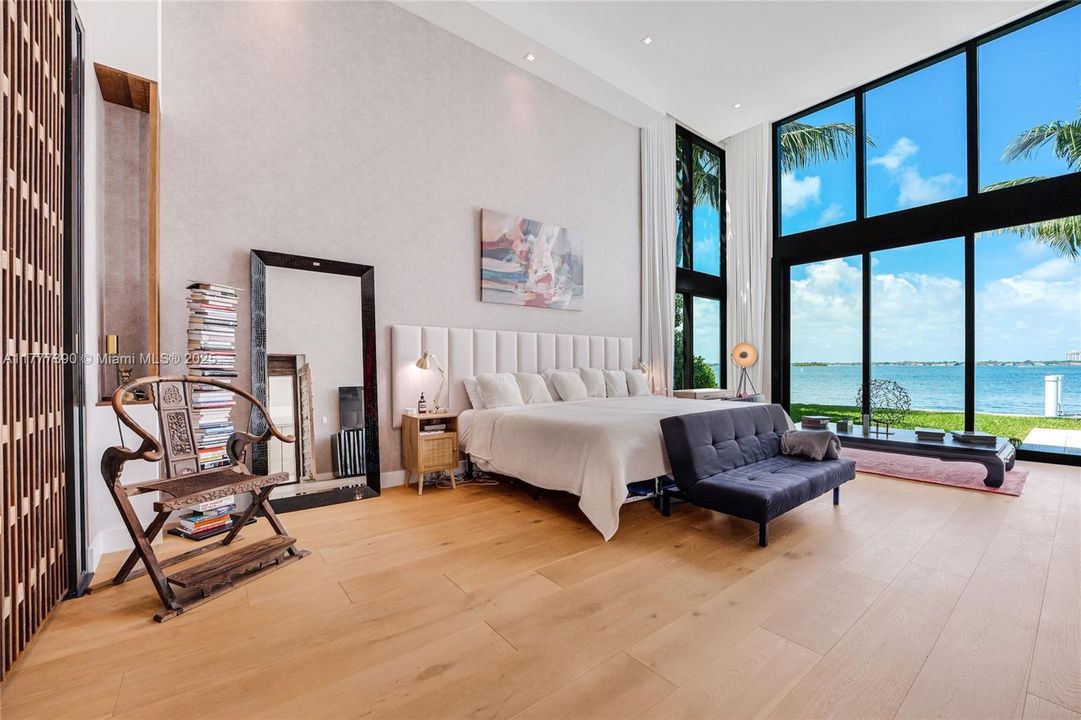 Под контрактом: $12,900,000 (5 спален, 6 ванн, 6408 Квадратных фут)