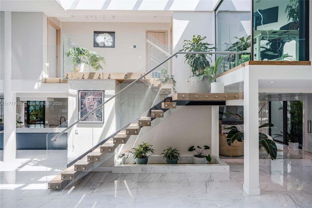 Под контрактом: $12,900,000 (5 спален, 6 ванн, 6408 Квадратных фут)