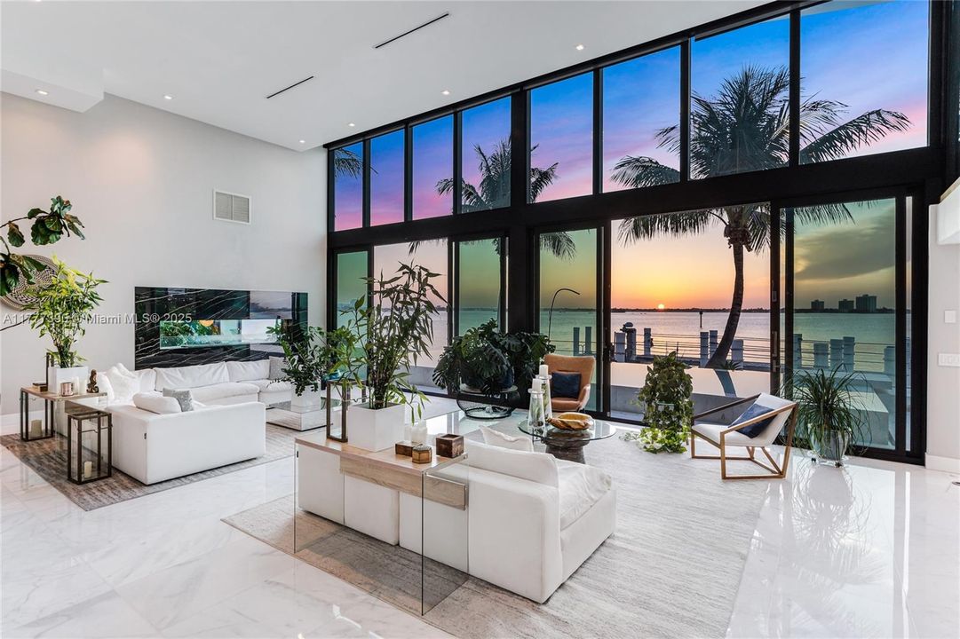 Под контрактом: $12,900,000 (5 спален, 6 ванн, 6408 Квадратных фут)