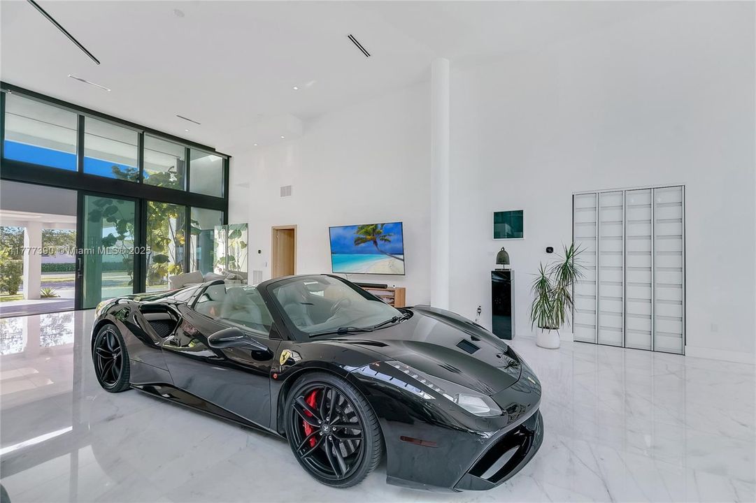 Под контрактом: $12,900,000 (5 спален, 6 ванн, 6408 Квадратных фут)