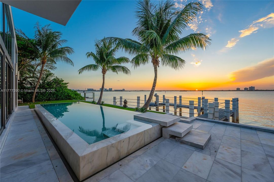 Под контрактом: $12,900,000 (5 спален, 6 ванн, 6408 Квадратных фут)