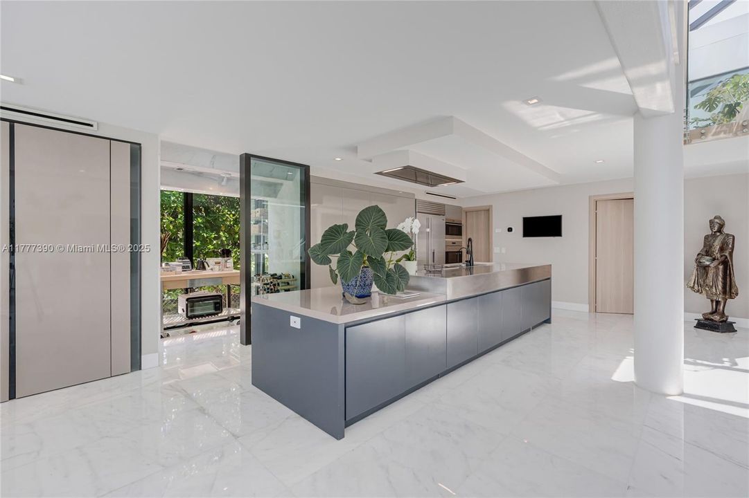 Под контрактом: $12,900,000 (5 спален, 6 ванн, 6408 Квадратных фут)