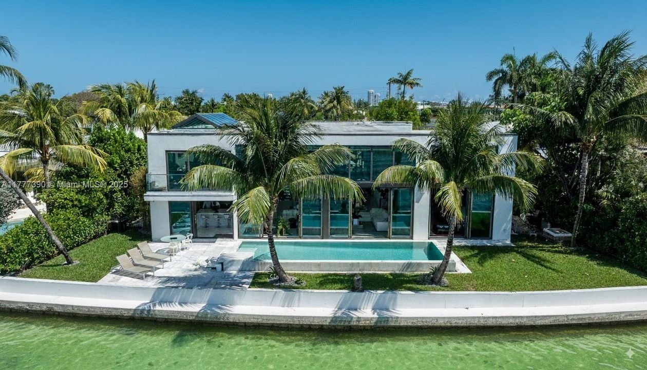 Под контрактом: $12,900,000 (5 спален, 6 ванн, 6408 Квадратных фут)