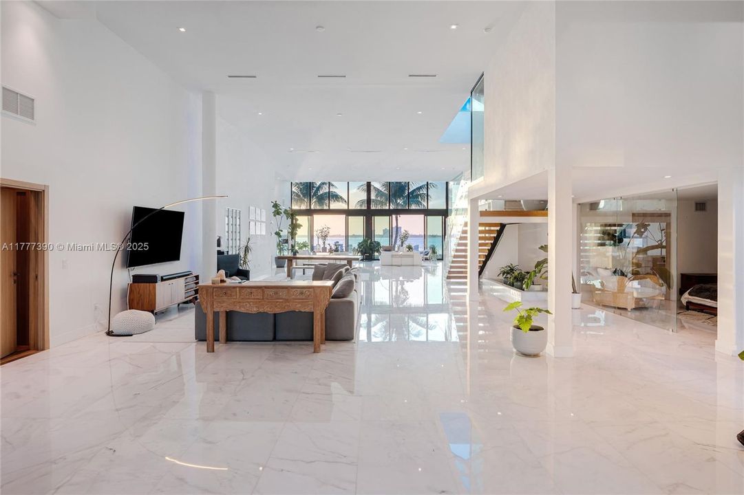 Под контрактом: $12,900,000 (5 спален, 6 ванн, 6408 Квадратных фут)