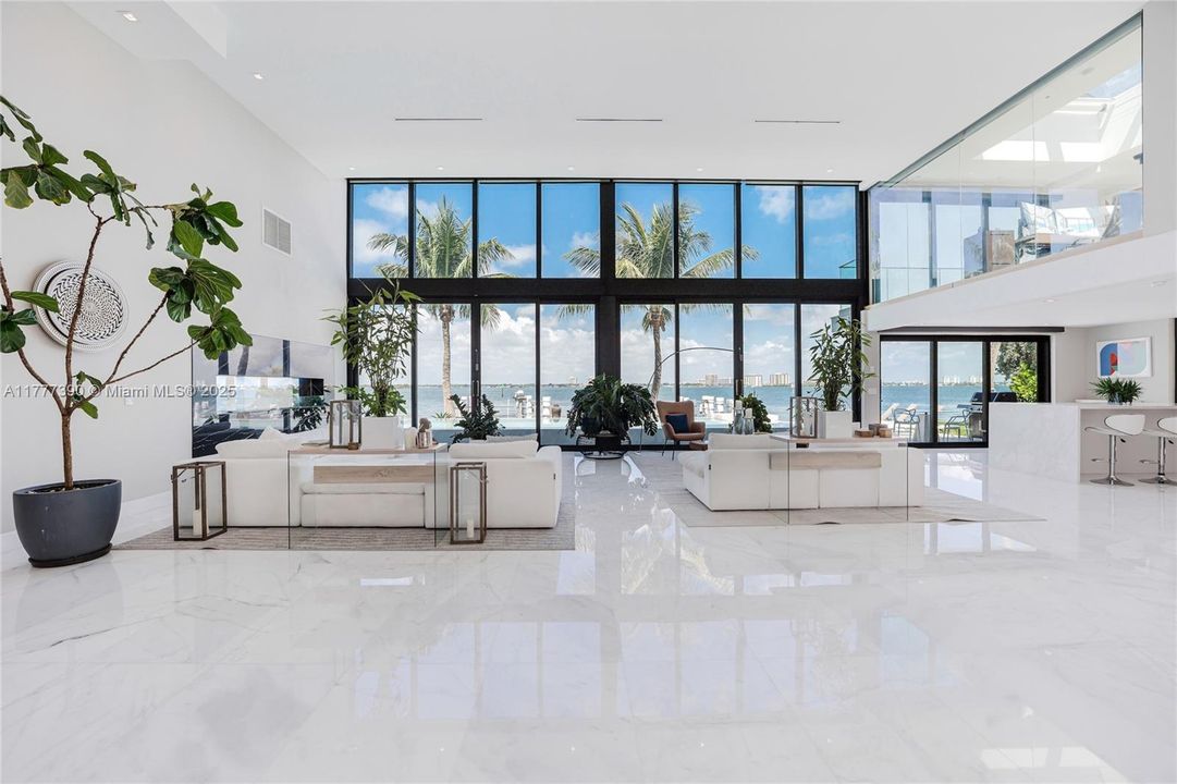 Под контрактом: $12,900,000 (5 спален, 6 ванн, 6408 Квадратных фут)