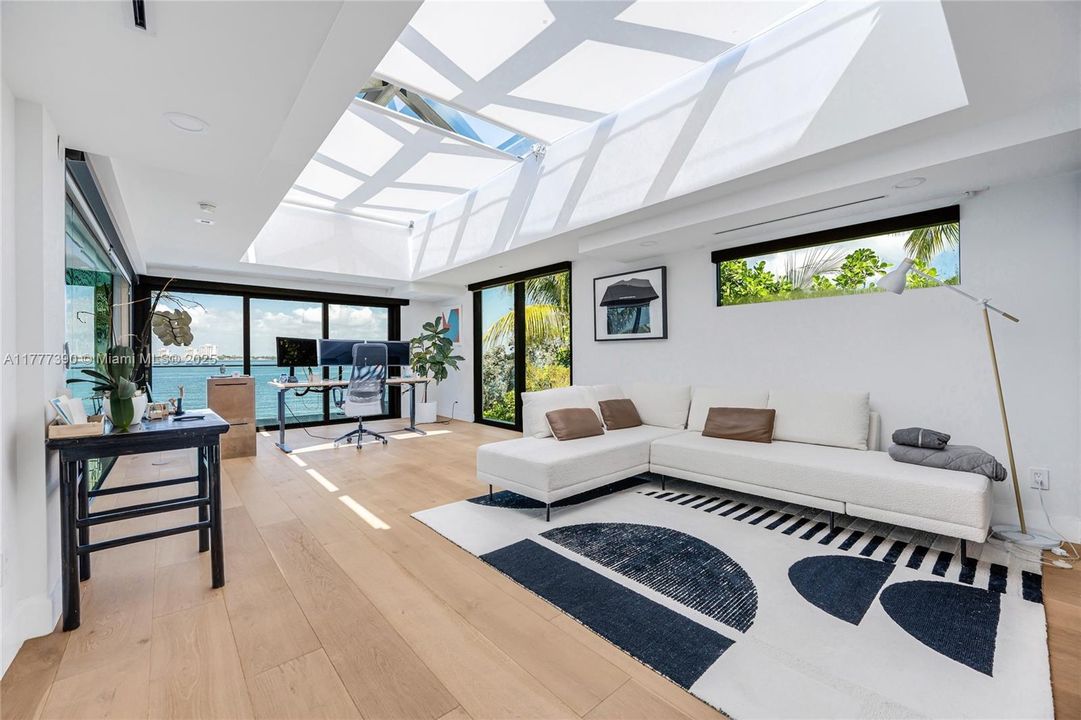 Под контрактом: $12,900,000 (5 спален, 6 ванн, 6408 Квадратных фут)