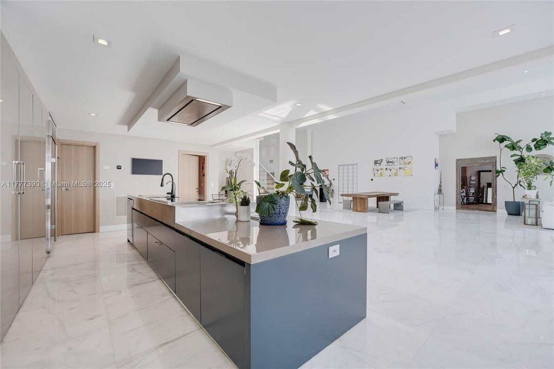 Под контрактом: $12,900,000 (5 спален, 6 ванн, 6408 Квадратных фут)