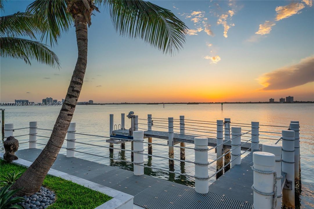 Под контрактом: $12,900,000 (5 спален, 6 ванн, 6408 Квадратных фут)