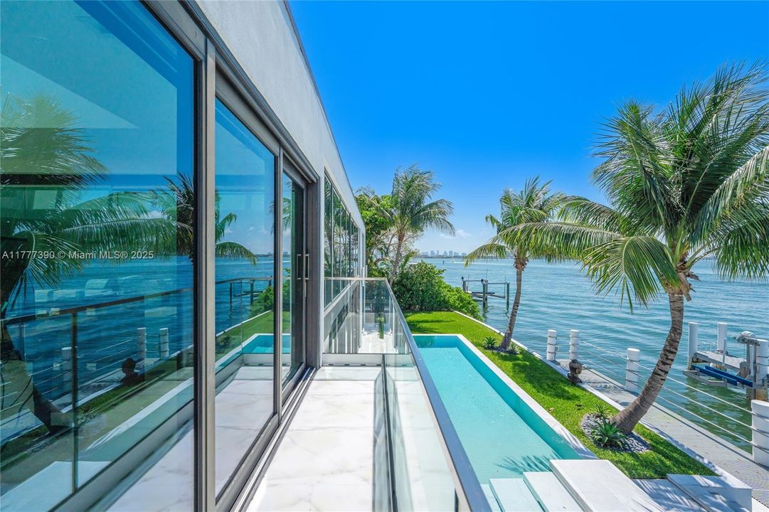 Под контрактом: $12,900,000 (5 спален, 6 ванн, 6408 Квадратных фут)