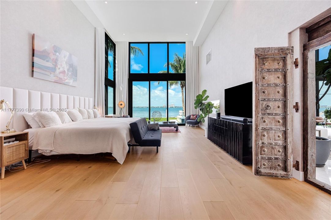 Под контрактом: $12,900,000 (5 спален, 6 ванн, 6408 Квадратных фут)