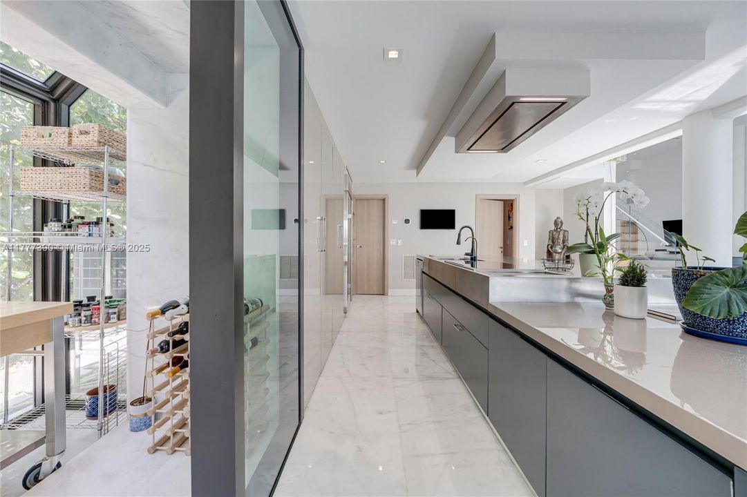 Под контрактом: $12,900,000 (5 спален, 6 ванн, 6408 Квадратных фут)