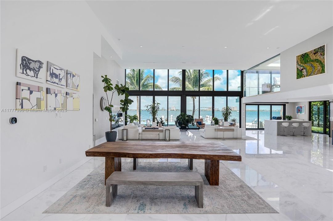 Под контрактом: $12,900,000 (5 спален, 6 ванн, 6408 Квадратных фут)