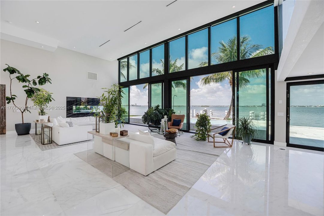 Под контрактом: $12,900,000 (5 спален, 6 ванн, 6408 Квадратных фут)