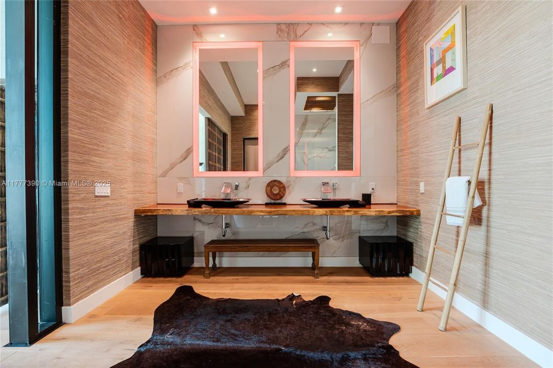 Под контрактом: $12,900,000 (5 спален, 6 ванн, 6408 Квадратных фут)