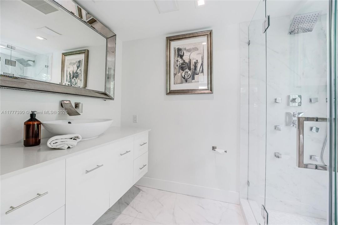 Под контрактом: $12,900,000 (5 спален, 6 ванн, 6408 Квадратных фут)