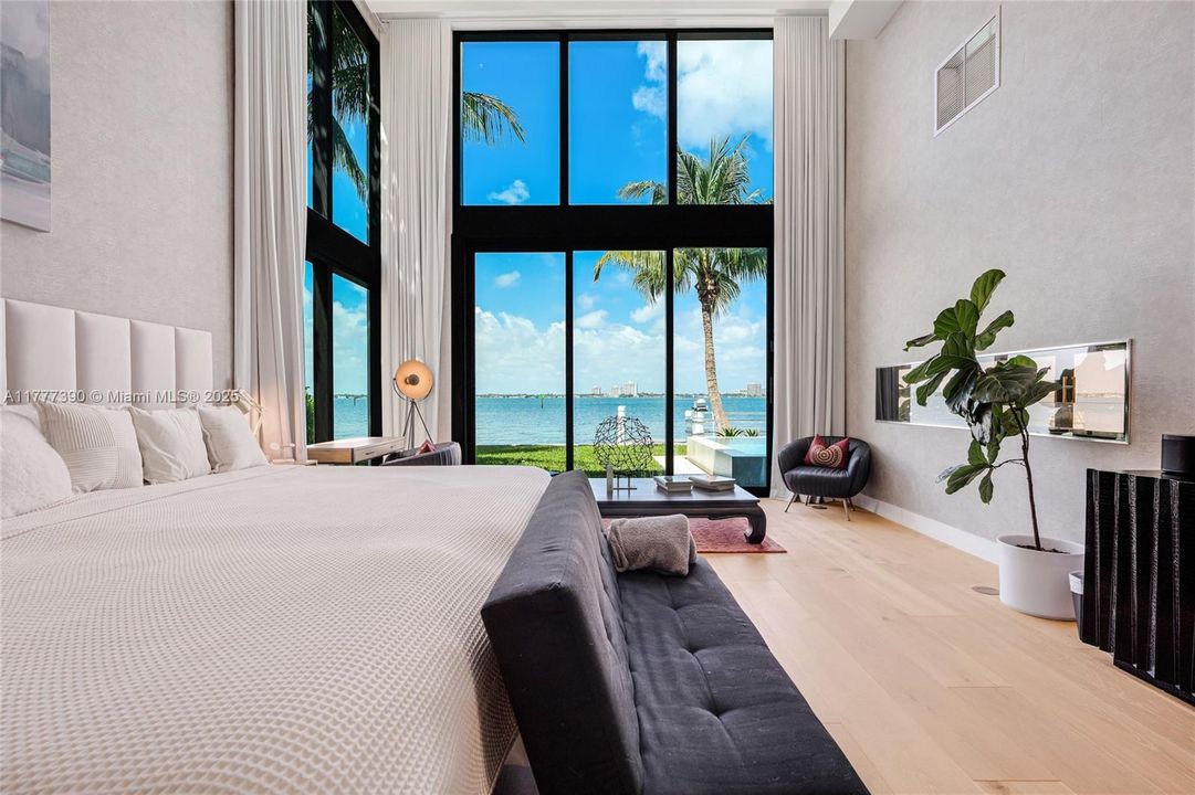 Под контрактом: $12,900,000 (5 спален, 6 ванн, 6408 Квадратных фут)