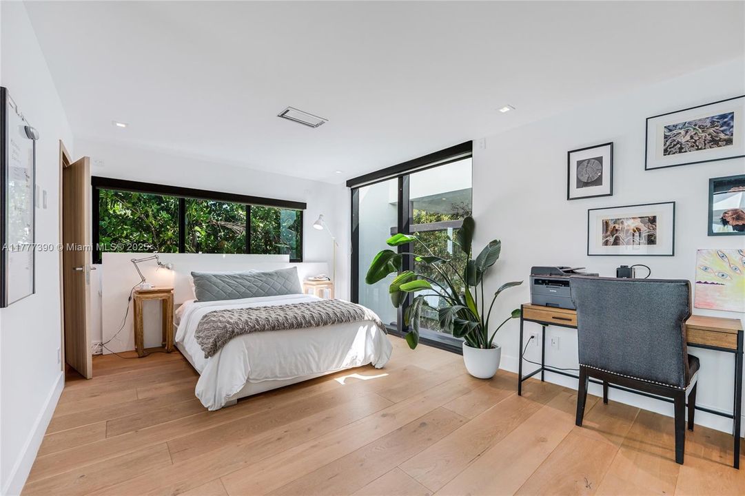 Под контрактом: $12,900,000 (5 спален, 6 ванн, 6408 Квадратных фут)