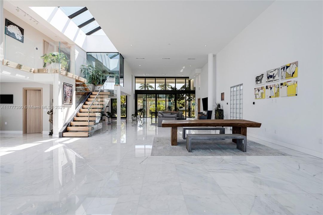 Под контрактом: $12,900,000 (5 спален, 6 ванн, 6408 Квадратных фут)