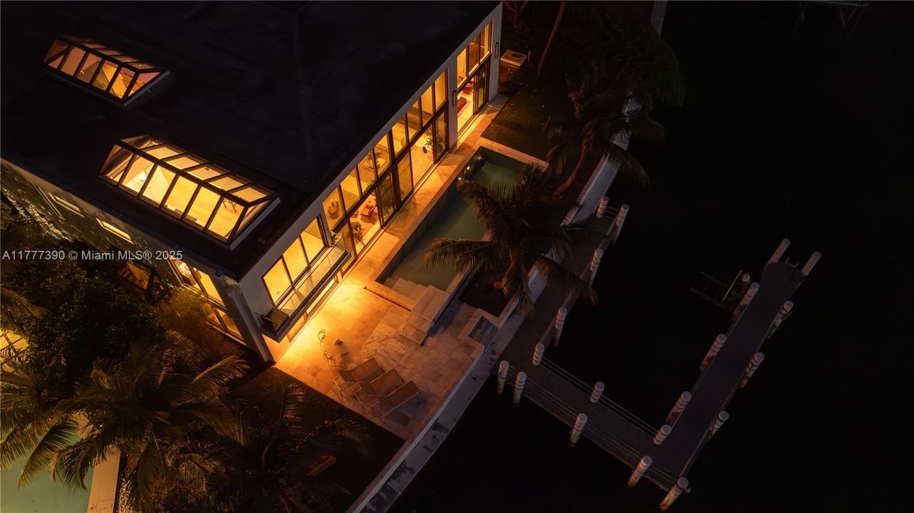 Под контрактом: $12,900,000 (5 спален, 6 ванн, 6408 Квадратных фут)