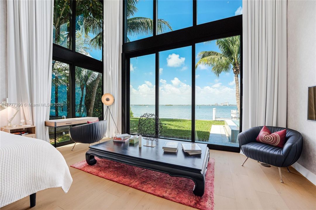 Под контрактом: $12,900,000 (5 спален, 6 ванн, 6408 Квадратных фут)