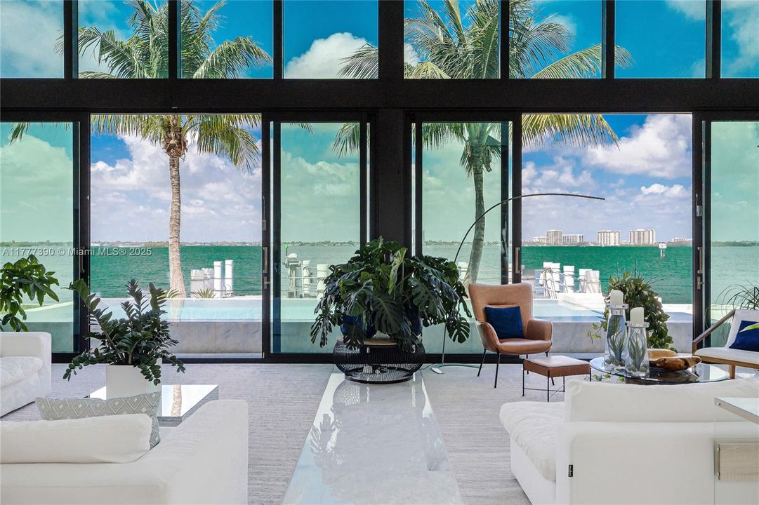 Под контрактом: $12,900,000 (5 спален, 6 ванн, 6408 Квадратных фут)