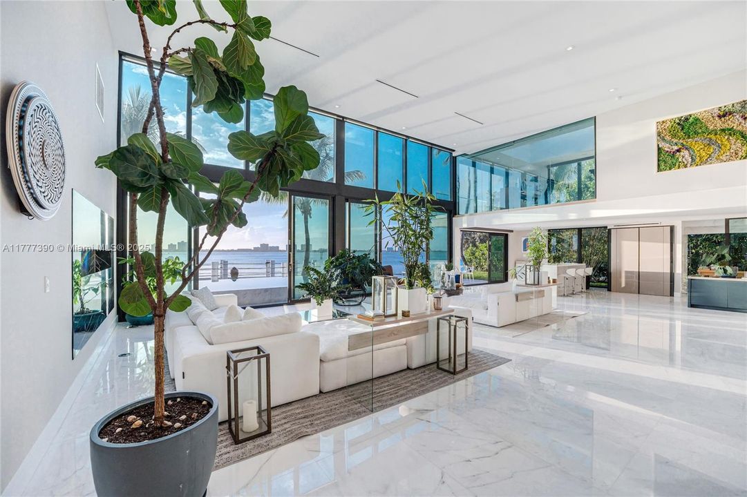 Под контрактом: $12,900,000 (5 спален, 6 ванн, 6408 Квадратных фут)