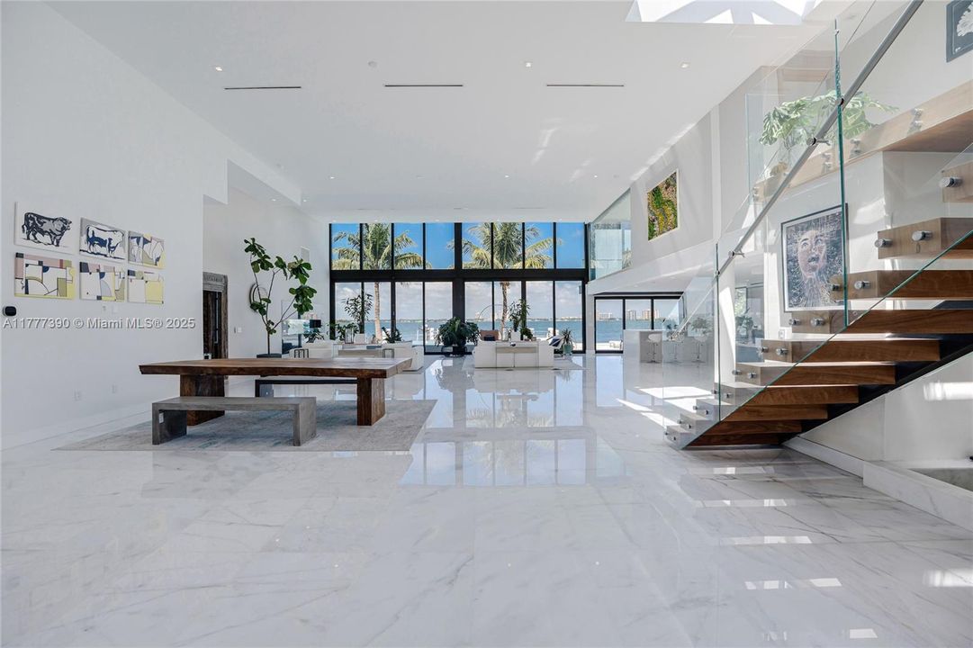 Под контрактом: $12,900,000 (5 спален, 6 ванн, 6408 Квадратных фут)