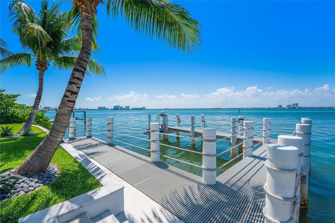 Под контрактом: $12,900,000 (5 спален, 6 ванн, 6408 Квадратных фут)