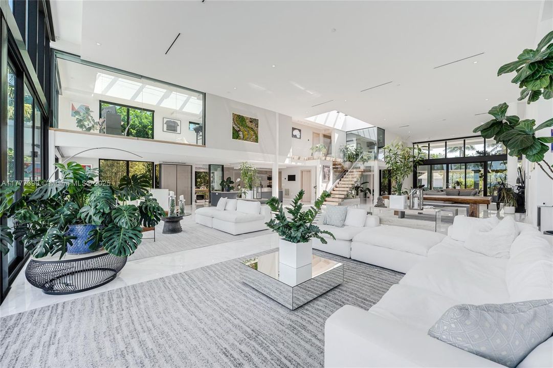 Под контрактом: $12,900,000 (5 спален, 6 ванн, 6408 Квадратных фут)