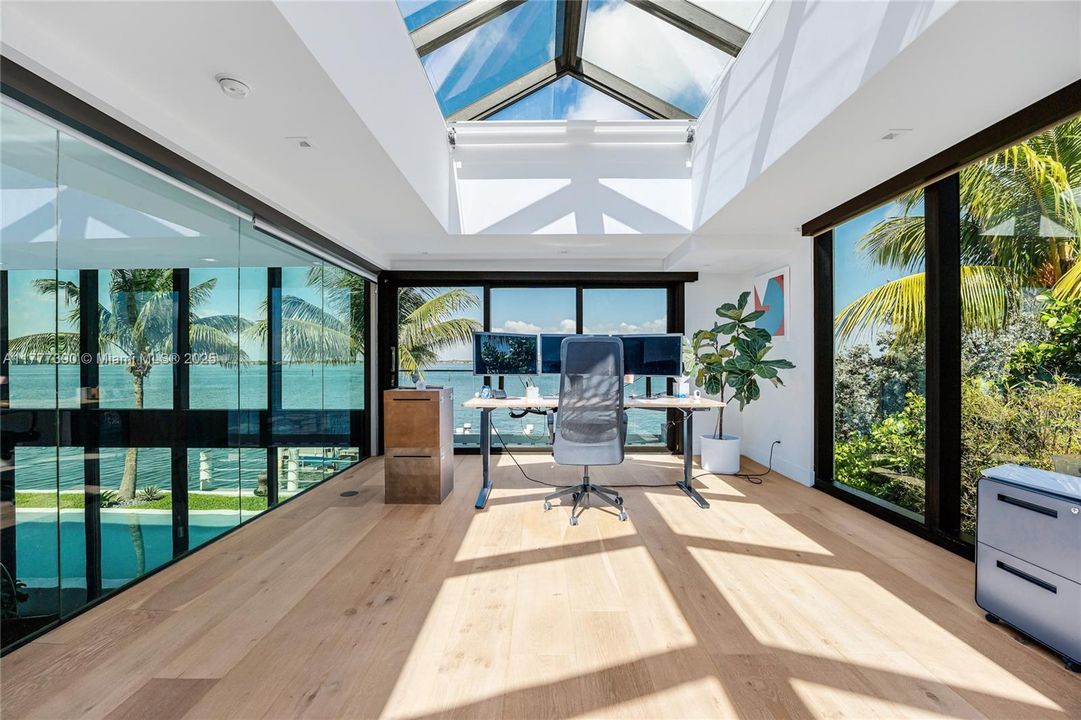 Под контрактом: $12,900,000 (5 спален, 6 ванн, 6408 Квадратных фут)