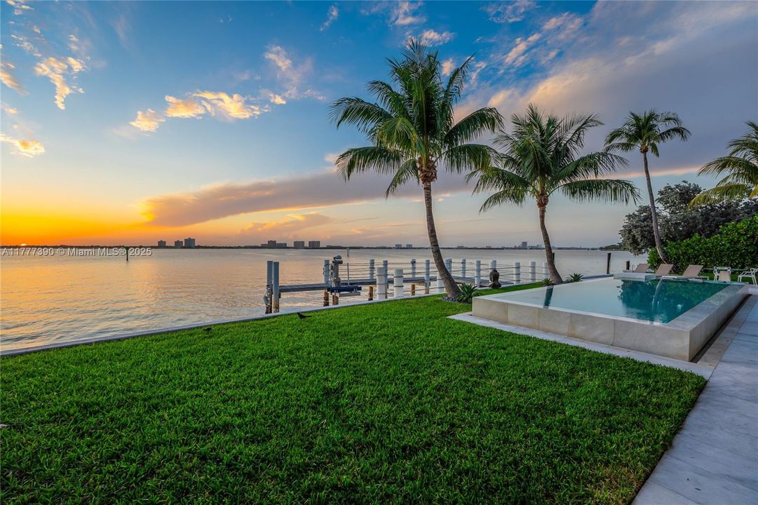 Под контрактом: $12,900,000 (5 спален, 6 ванн, 6408 Квадратных фут)